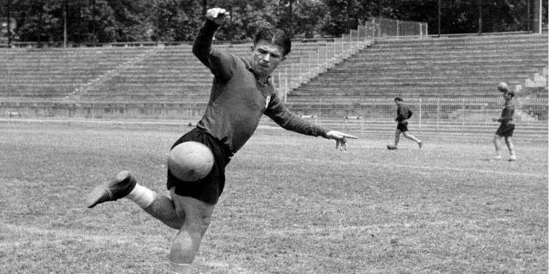 Tiền đạo ngôi sao Ferenc Puskas vô địch Olympic 1952 cùng đội tuyển Hungary